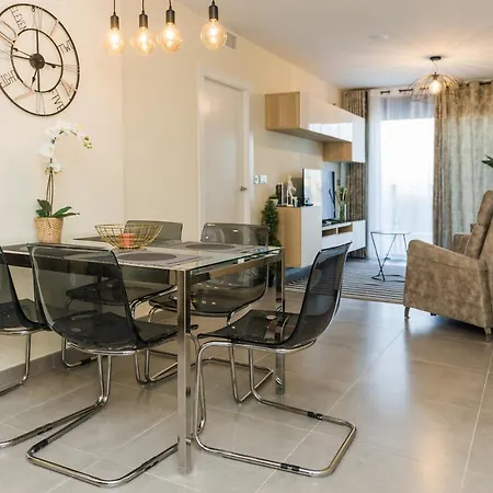 Sea And Mountain View Apartment